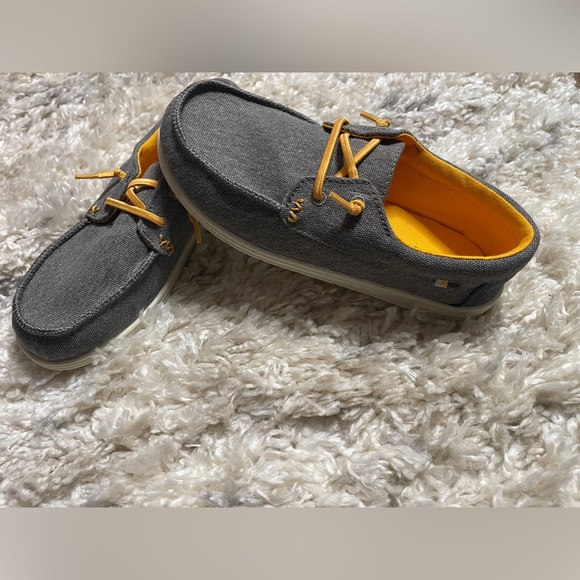 New! Boys Cat & Jack sneakers size 4 - Picture 1 of 3